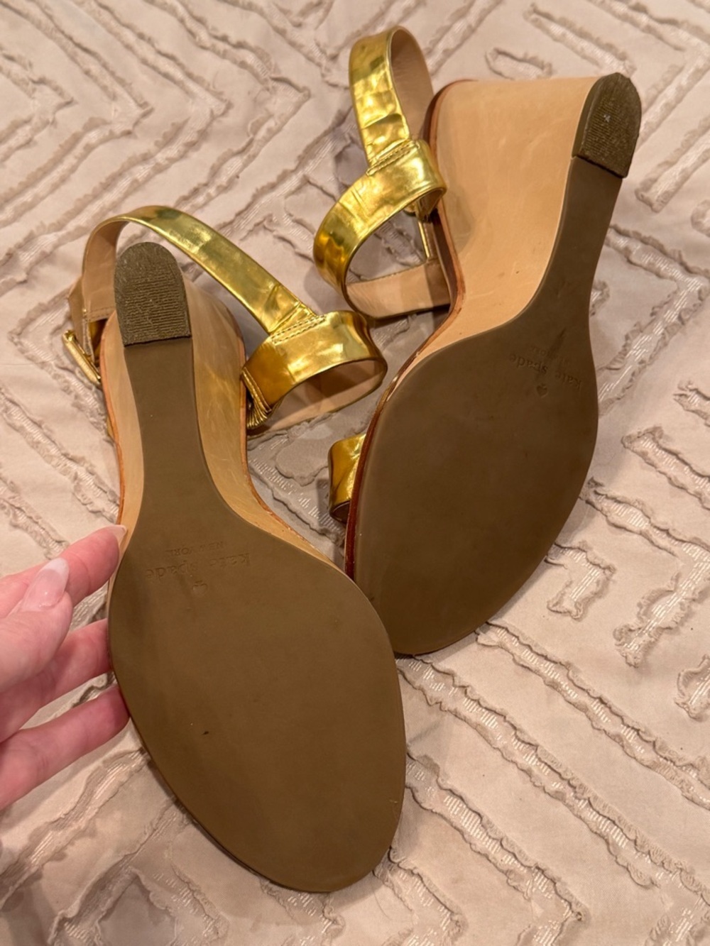 KATE SPADE Gold Metallic Leather Wedge Sandals, 8.5M - Picture 6 of 12